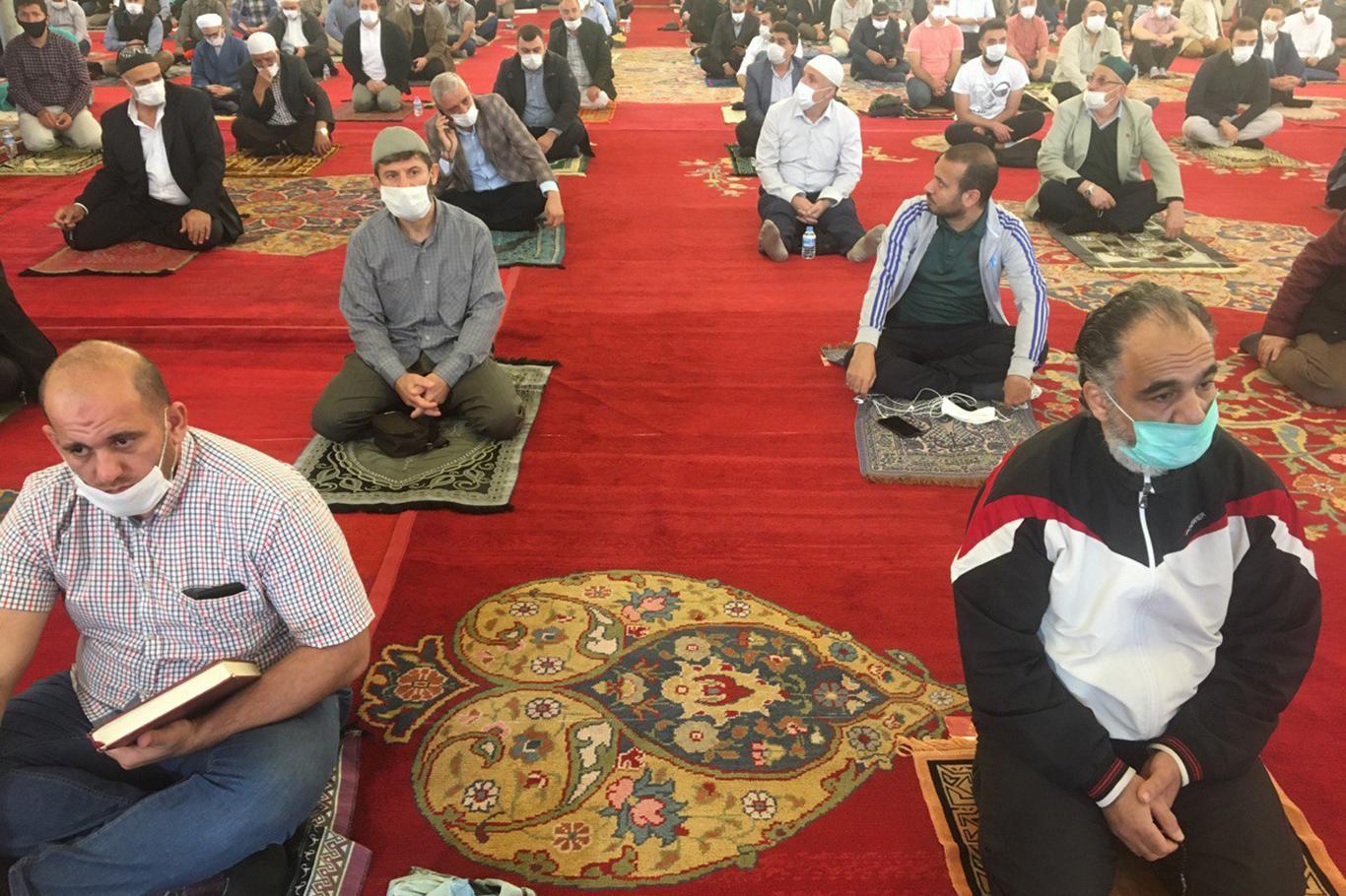 أداء صلاة الجمعة بعد إعادة فتح المساجد